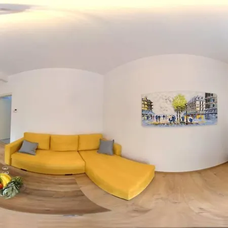 100% City Center + Backyard + Luxury Renovated !!! *