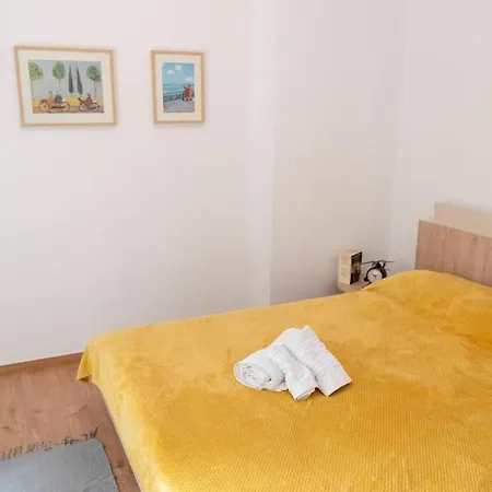 Apartamento 100% City Center + Backyard + Luxury Renovated !!! *